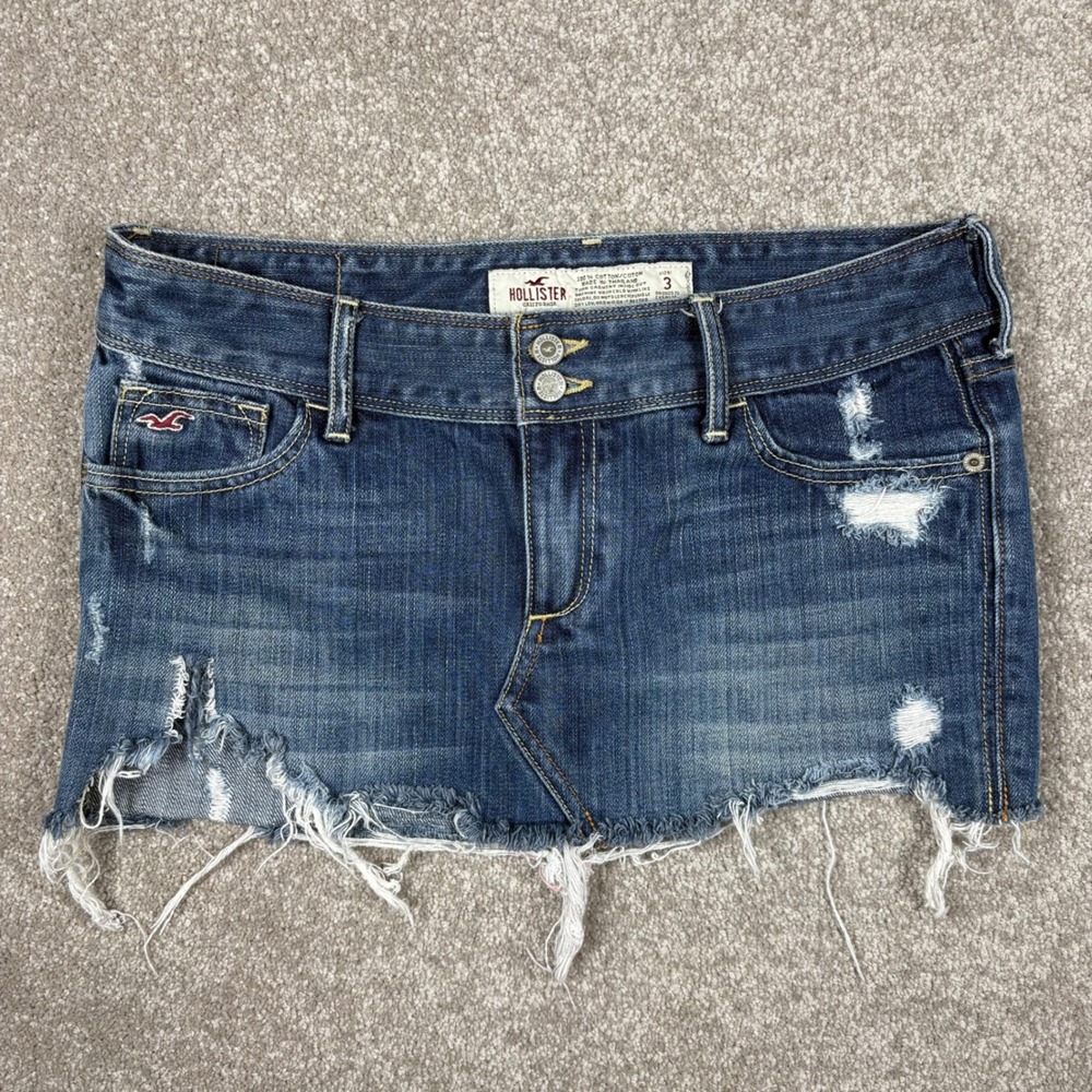 Hollister Distressed Denim Mini Skirt Medium Wash Low Rise Size 3 Y2K Frayed Hem